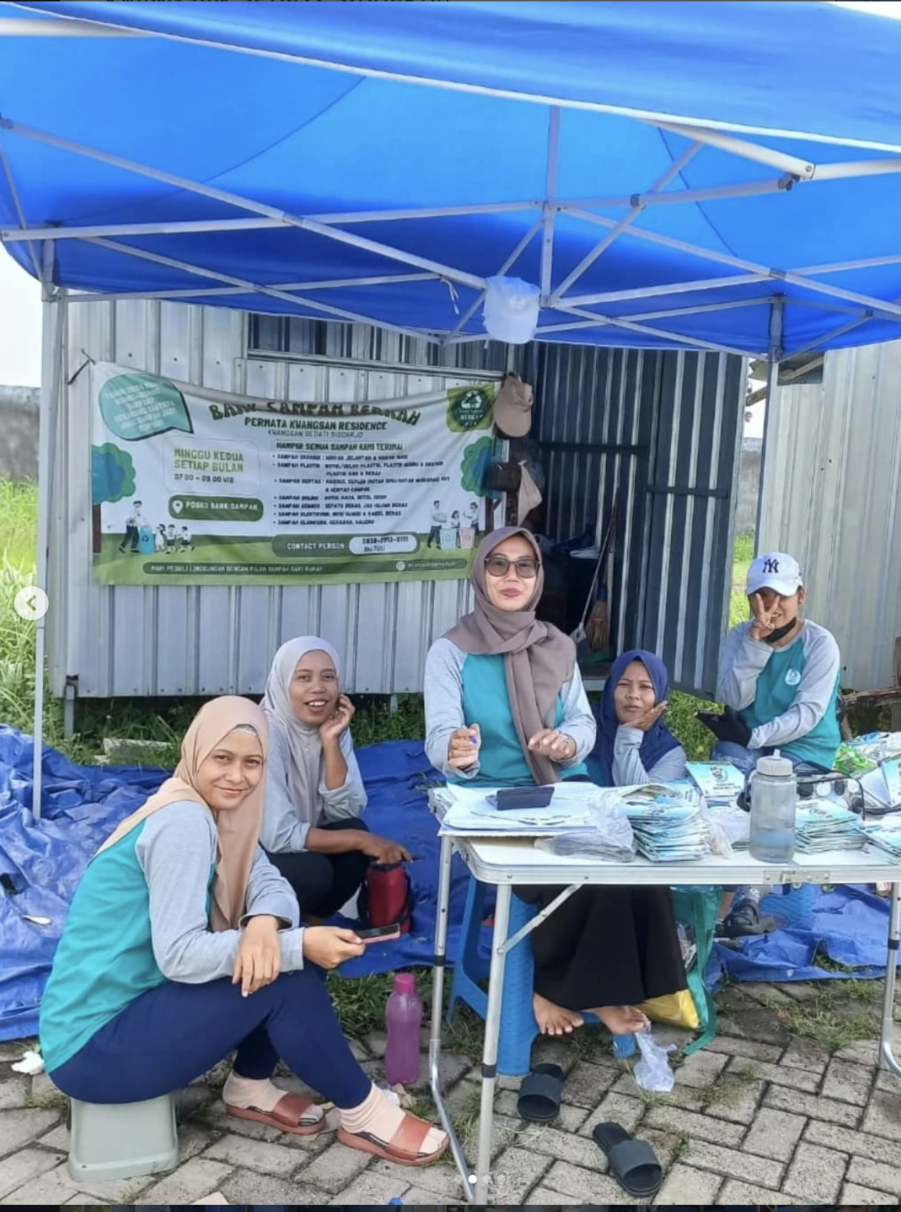 Komunitas warga Bank Sampah Berkah PKR bergotong royong